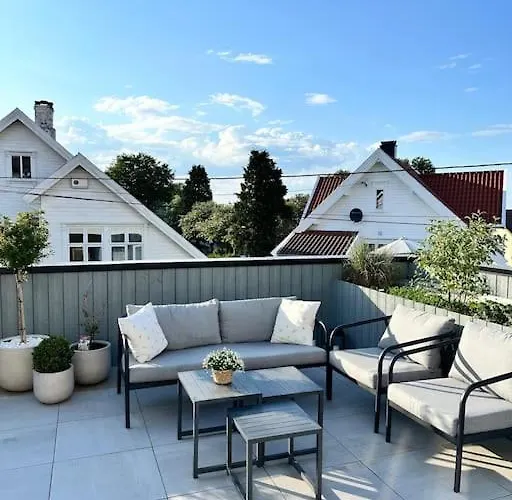 Sjarmerende Og Sentralt Beliggende Leilighet Med Stor Ballkong Pa Storhaug - Perfekt Sommerleie!