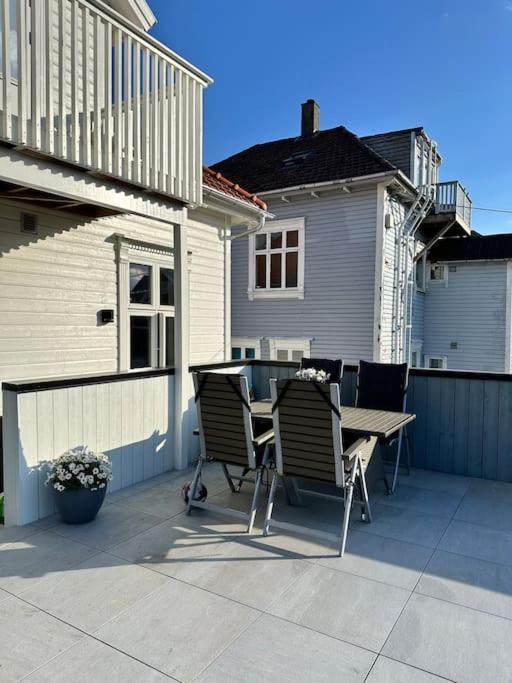 Sjarmerende Og Sentralt Beliggende Med Stor Ballkong Pa Storhaug - Perfekt Sommerleie!